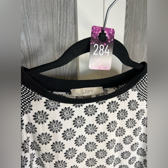 284. LOFT Black and White Floral Women's Top XS - Picture 7 of 7